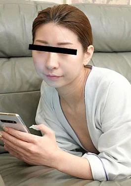 10-081124-01 Blowjob while playing video games on smartphone